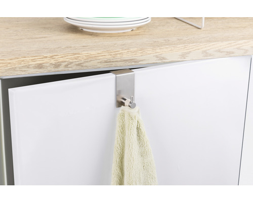 Kovový držiak na uteráky na dvierkach skrine s uterákom