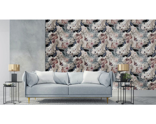 Obývacia izba s pohovkou a tapetou so vzorom pávov a kvetov.