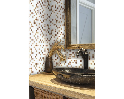 Kúpeľňa s mozaikovými obkladmi, umývadlom a zrkadlom vo vidieckom štýle