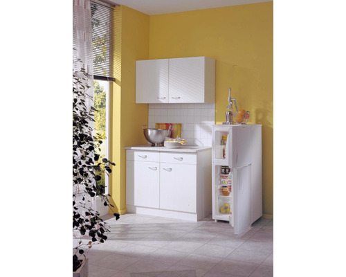 Svetlá kuchynská linka s hornými a dolnými skrinkami a malou chladničkou