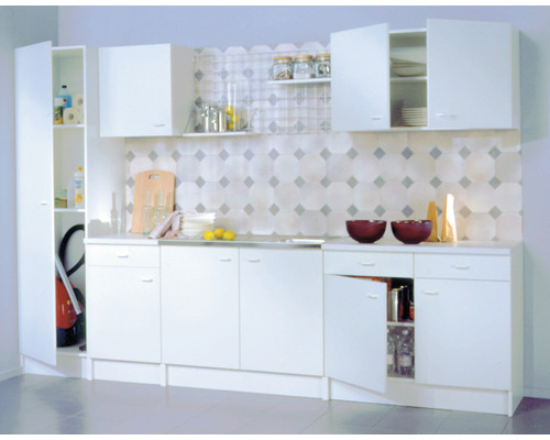 Svetlá kuchyňa s hornými a spodnými skrinkami a vysokou nástennou skriňou.