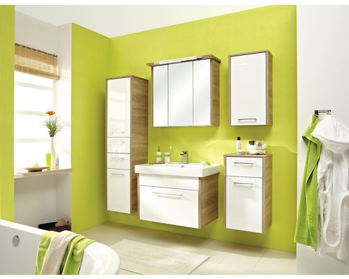 Kúpeľňa s umývadlom, zrkadlovou skrinkou a vysokou skrinkou vo svetlom prevedení