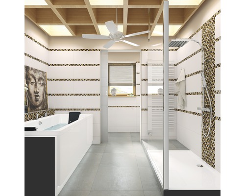 Svetlá kúpeľňa s vaňou, sprchou a stropným ventilátorom