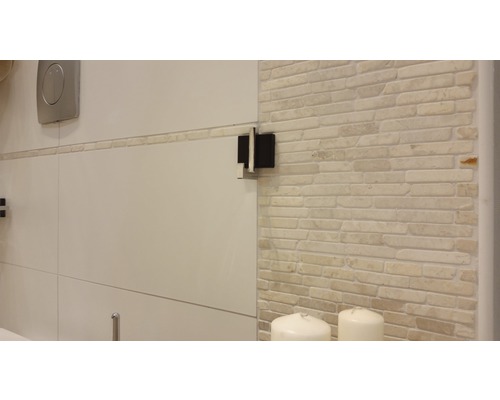 Detailný pohľad na kúpeľňu s obloženou stenou a sanitárnym vybavením