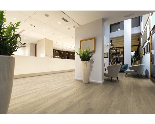 Svetlá miestnosť s podlahovou krytinou s dreveným vzhľadom, recepciou a posedením