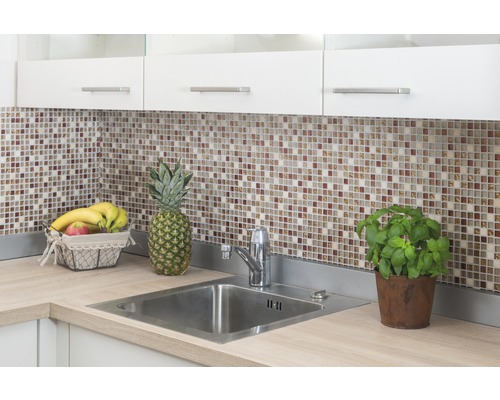 Kuchynská scéna s drezom, mozaikovými obkladmi a dekoráciami