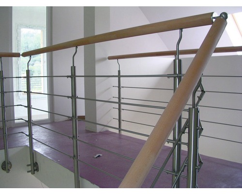 Interiérová snímka schodiska s nerezovým a dreveným zábradlím.