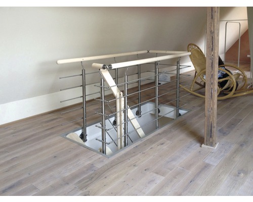 Pohľad na schodisko s nerezovým zábradlím v podkrovnej miestnosti