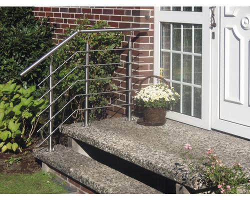 Vstupné schodisko s nerezovým zábradlím pred domom