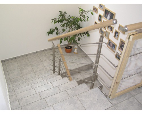 Schodisko s nerezovým zábradlím, dreveným držadlom, detskou bezpečnostnou mriežkou a dlažbou