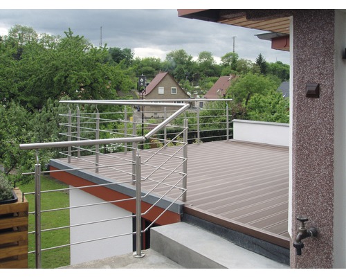 Terasa s nerezovým zábradlím a drevenou podlahou