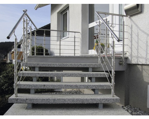 Vonkajšie schodisko s nerezovým zábradlím pred budovou