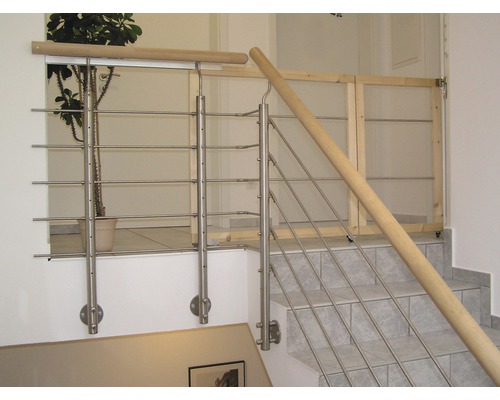 Schodisko s nerezovým zábradlím a detskou poistkou