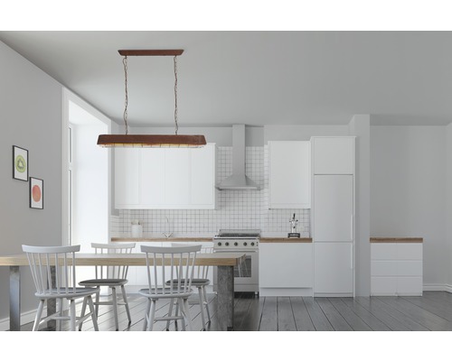 Kuchyňa s jedálenským stolom a závesnou lampou