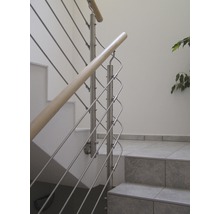 Schodisko s nerezovým zábradlím a dreveným madlom