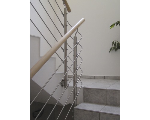 Schodisko s nerezovým zábradlím a dreveným madlom