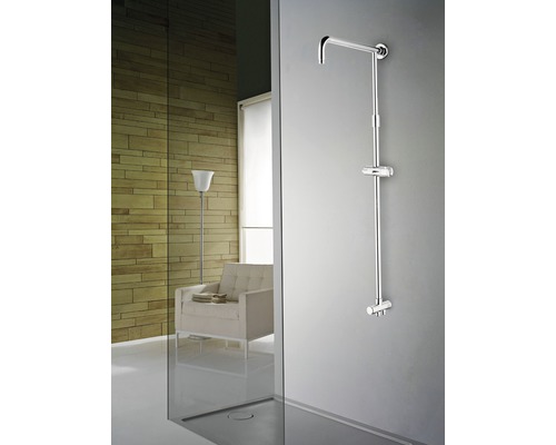 Sprcha s tyčou a ručnou sprchou v kúpeľni