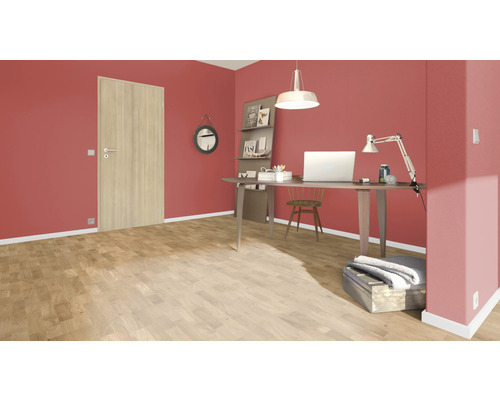 Obývacia izba s drevenou podlahou, dverami, písacím stolom a doplnkami pre svetlé a organizované prostredie.