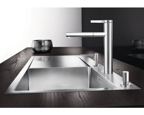 Nerezový drez s batériou a dávkovačom saponátu na tmavej pracovnej doske