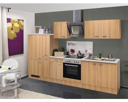 Kuchynská linka s hornými a dolnými skrinkami, sporákom, drezom a digestorom