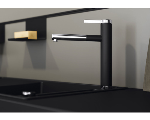 Kuchynská batéria v čiernej a striebornej farbe pri dreze