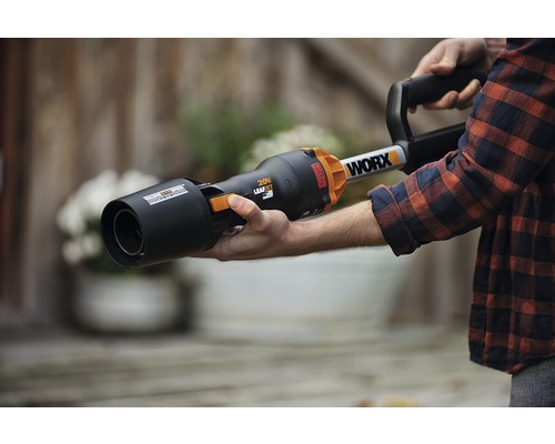 Osoba drží fúkač lístia značky WORX.