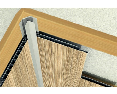 Detailný záber obkladu stropu s dreveným dekorom a zodpovedajúcimi ozdobnými lištami.