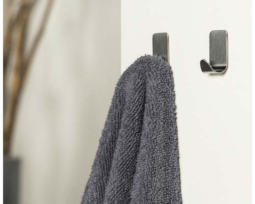 Uterák visí na samostatnom nástennom háku