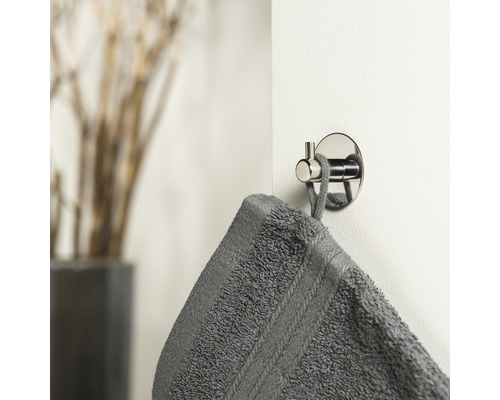 Uterák na nástennom háku v kúpeľni