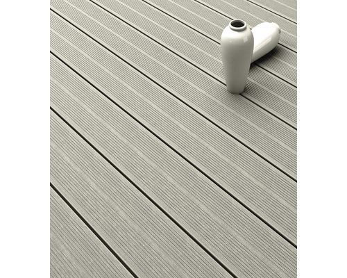 Drevené terasové dosky s dvoma vázami