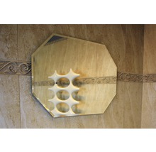 Osemuholníkové zrkadlo s radiátorom v kúpeľni