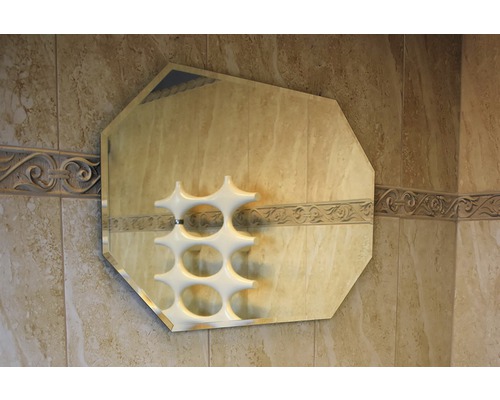 Osemuholníkové zrkadlo s radiátorom v kúpeľni