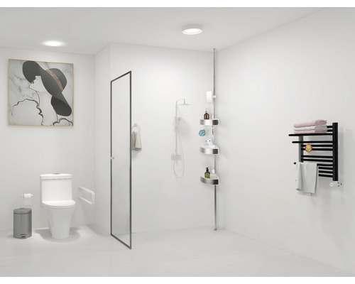 Svetlá kúpeľňa s toaletou, sprchovacou zástenou, sprchovou policou a radiátorom na uteráky