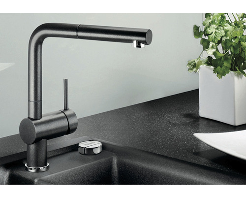 Kuchynská batéria s výsuvnou sprchou na pracovnej doske