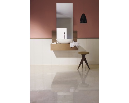 Kúpeľňa so zrkadlom, umývadlom, drevenou skrinkou, lampou a stoličkou