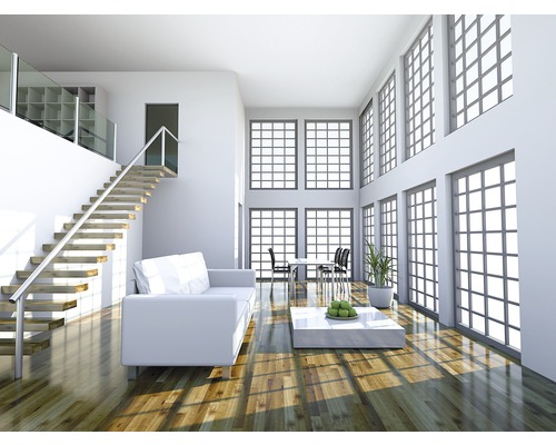 Svetlá obývacia izba so schodiskom, pohovkou, stolom a veľkými oknami.