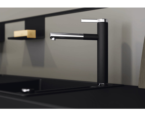 Kuchynská batéria s čiernou základňou a chrómovaným výtokom