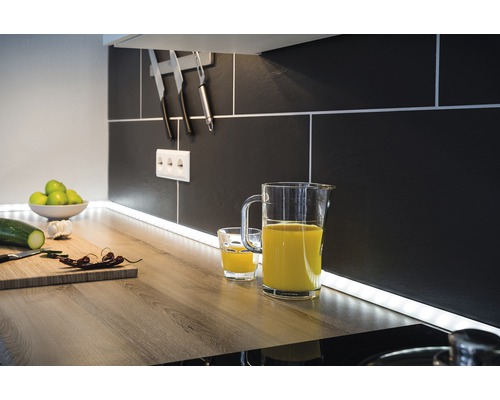 Kuchynská scéna s pracovnou doskou, džbánom s džúsom a potravinami