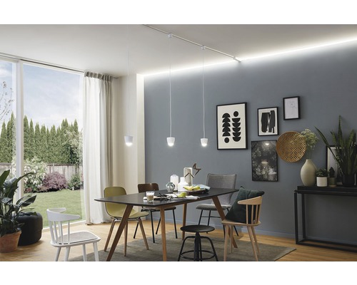 Svetlá jedáleň s jedálenským stolom, stoličkami a závesnými svietidlami na lište