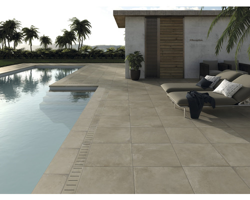 Bazénový lem BEIGE 60x30x5 cm vnútorný roh Exteriér s bazénom, ležadlami a terasovými dlaždicami.