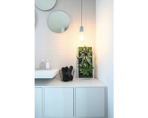 Kúpeľňová scéna s umývadlovou skrinkou, zrkadlami, lampou, nástenným obrazom a uterákmi