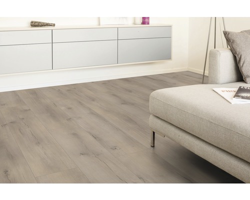 Svetlá obývacia izba s laminátovou podlahou s dreveným vzhľadom a modernou pohovkou