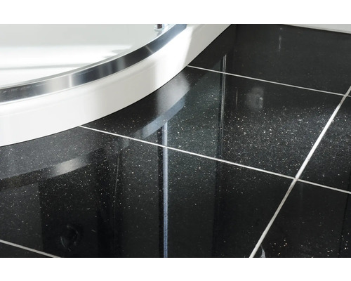 Detailný záber dlaždíc a sprchovej vaničky v kúpeľni.