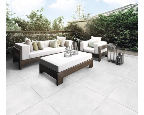 Terasa so sedením a dlažbou v exteriéri.