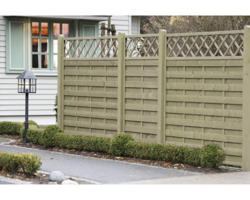 Drevený plot v záhrade s lampou a kríkmi