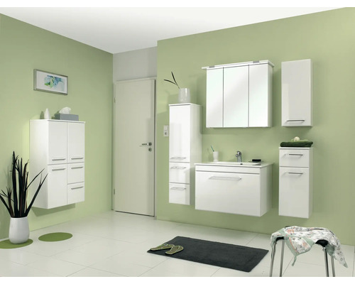 Kúpeľňa s bielym nábytkom, umývadlom, zrkadlovou skrinkou a odkladacou policou na uteráky pred zelenou stenou