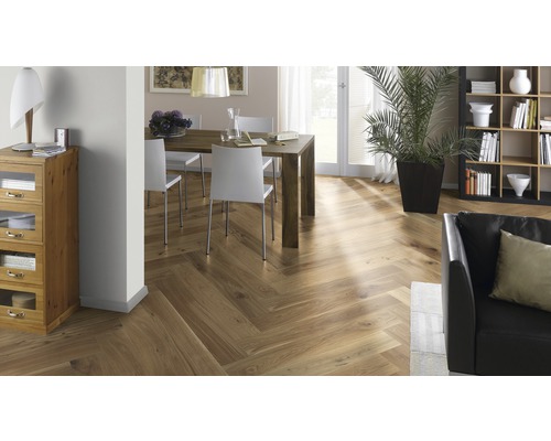 Interiérová scéna s parketami do rybej kosti, jedálenským stolom a sedadlami, knižnicou a izbovou rastlinou