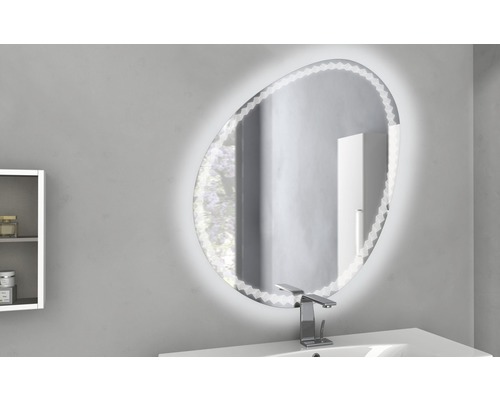 Oválne kúpeľňové zrkadlo s osvetlením nad umývadlom