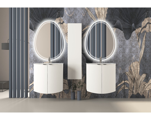 Kúpeľňa s dvoma skrinkami pod umývadlo, osvetlenými zrkadlami a vysokou skriňou pred kvetinovou tapetou.