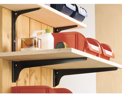 Regálový systém s policami a konzolami políc v sklade